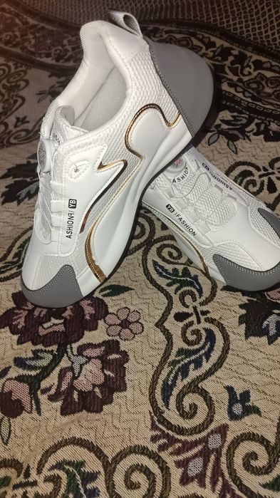 Здравствуйте продам кросовки