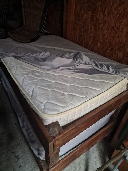 Pat cu saltea 200x90