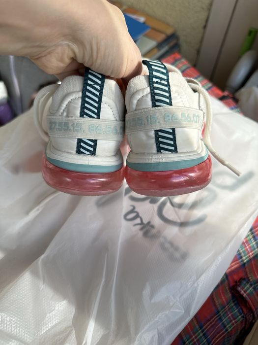 Продам детские кроссовки