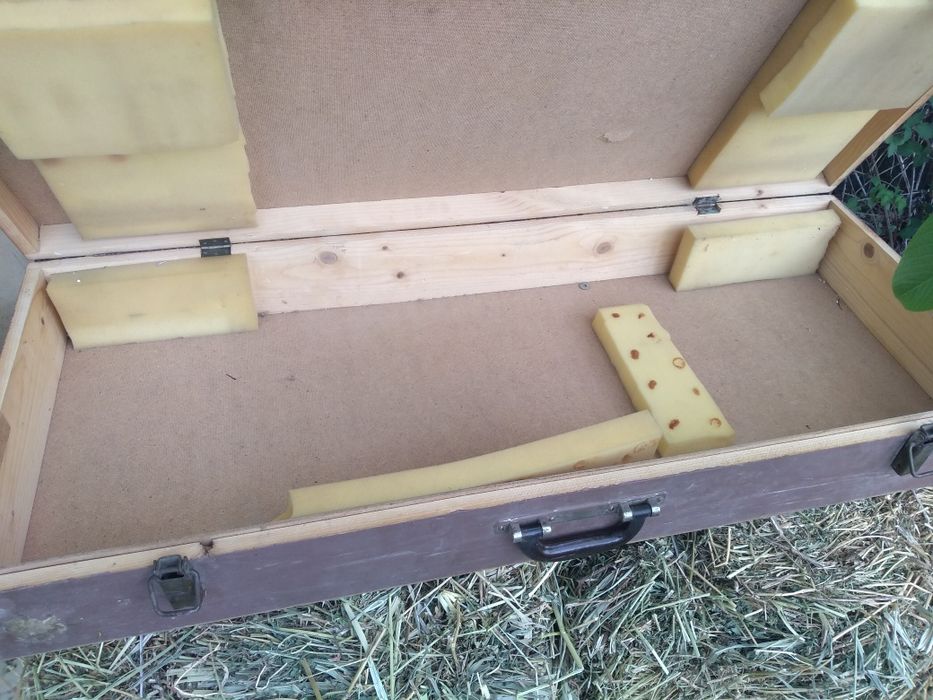 Стар голям дървен куфар