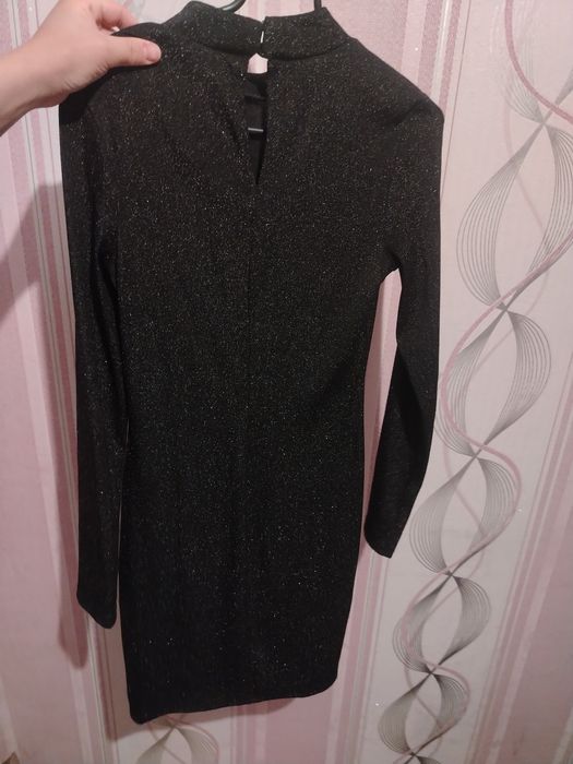 черное блестящее платье с длинными рукавами