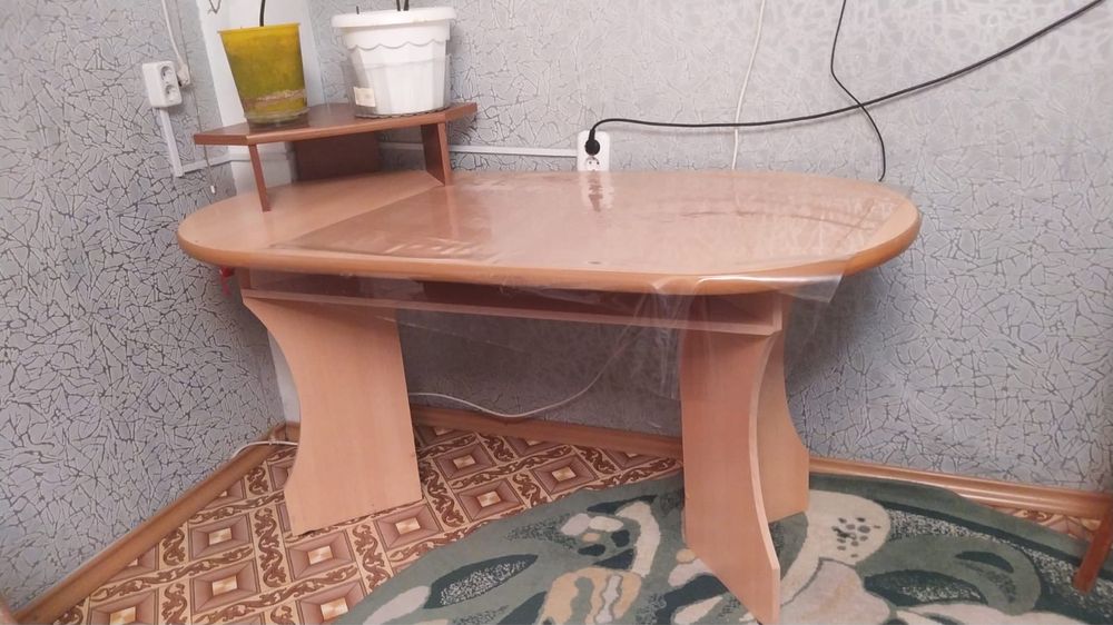 Кухонный уголок, стол овальный