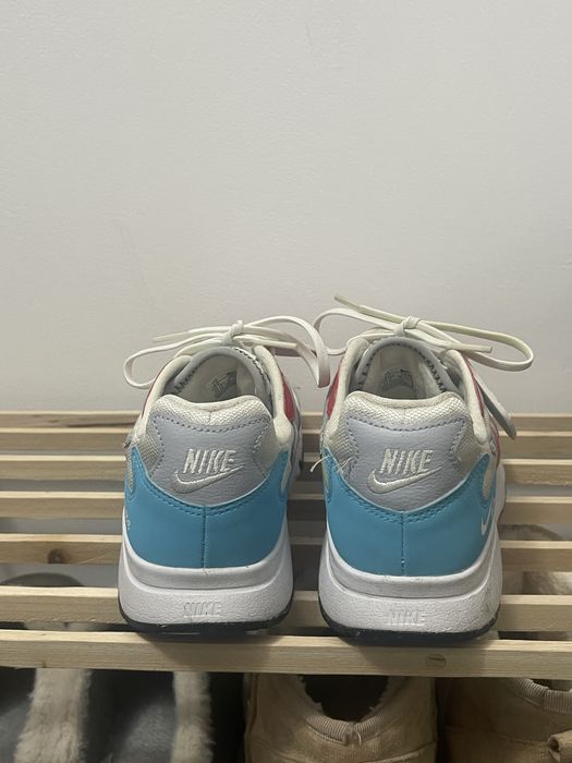 Adidași Nike albi cu model roșu și albastru