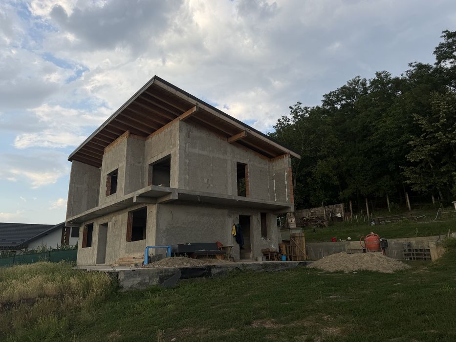 Casa de vanzare, Gura Bustei (langa Castelul Copiilor)