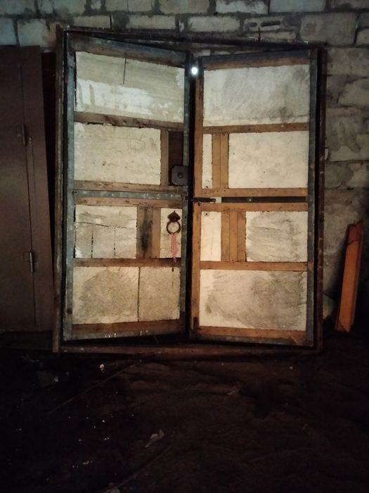 Железные  входные двери.