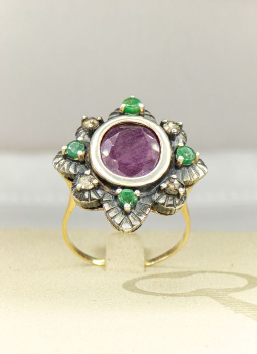 Старинен пръстен от злато, сребро, диаманти и естествени камъни