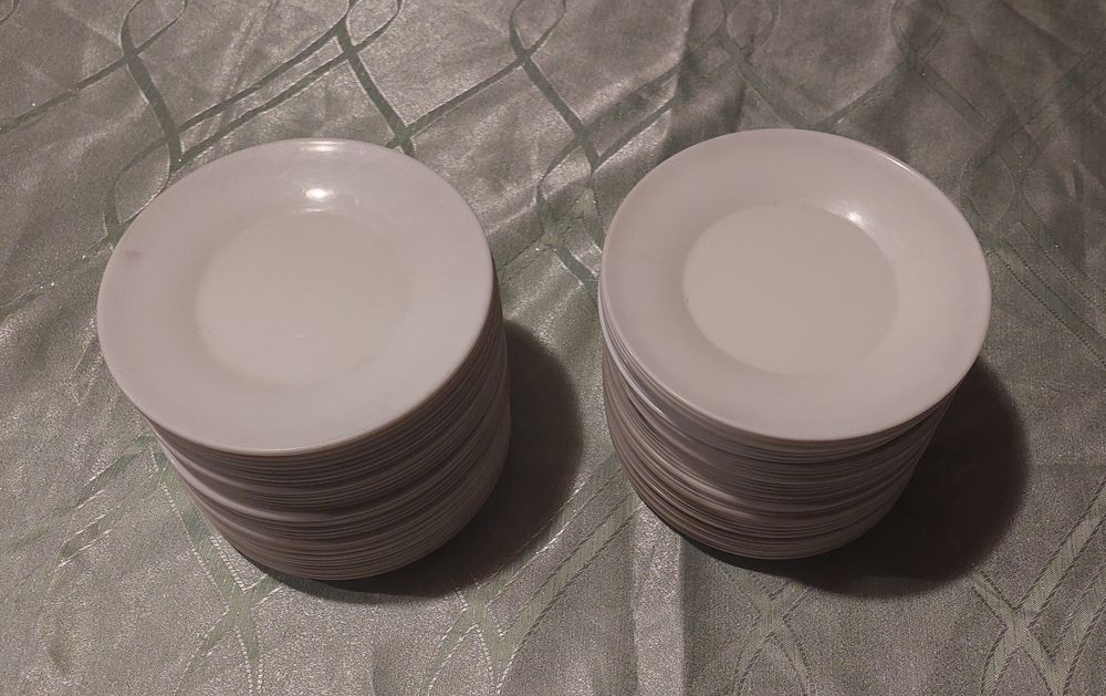 Всё из гаража, отдам дешево, тарелки, фужеры, вазы и т.д. см фото