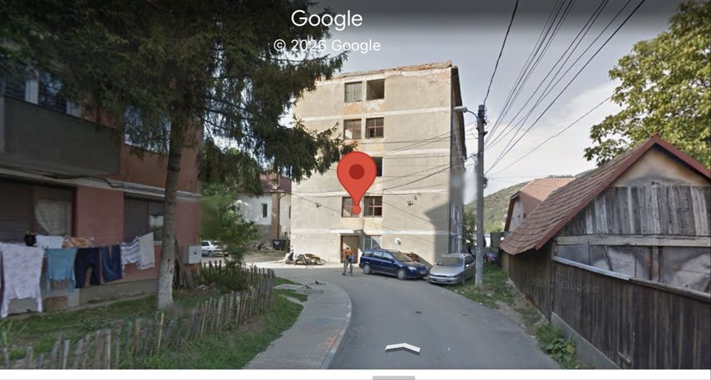 Garsoniera bradet, langa Castel