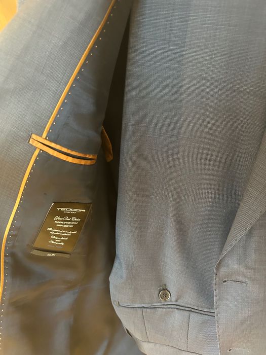 Индигово син класически структурен мъжки костюм от студена вълна