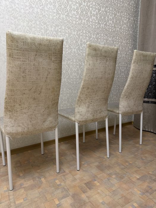 Продам кухонный стол с 3 стульями и 4 табуретками