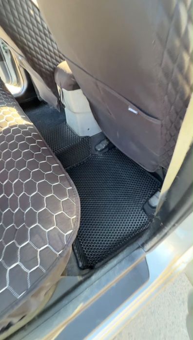 Ева Полики на авто