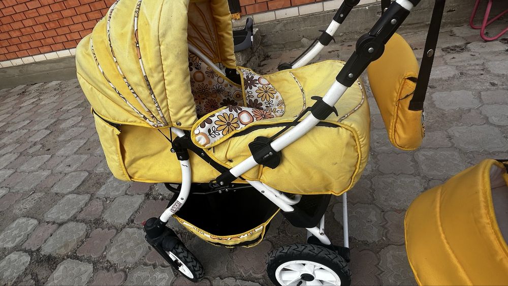 Коляска с люлькой