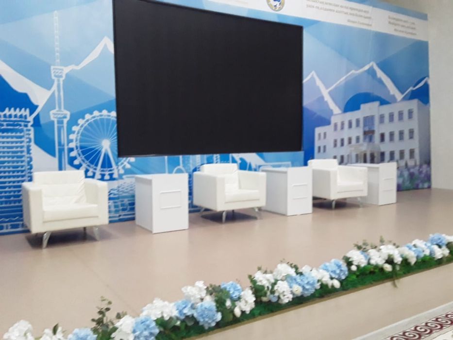 Аренда Прокат диваны кресла трибуна Рессепшн журнальный столики