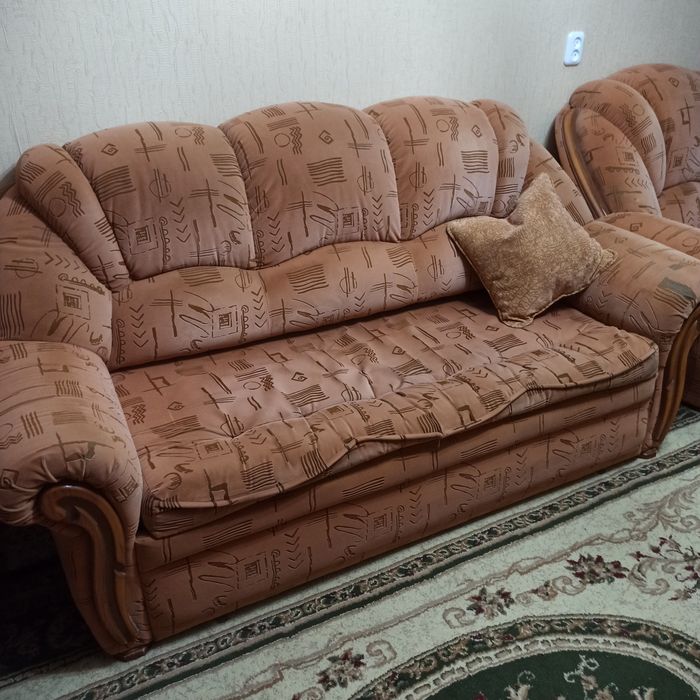 Продам б/у диван и 2 кресла.