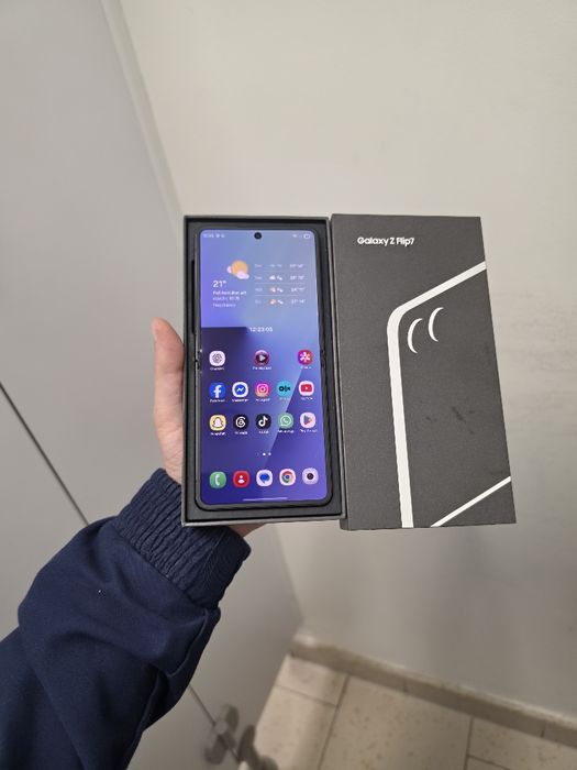Samsung Galaxy Z Flip7 256GB Jet Black 12GB RAM Factură Garanție 2027  Liber de Rețea