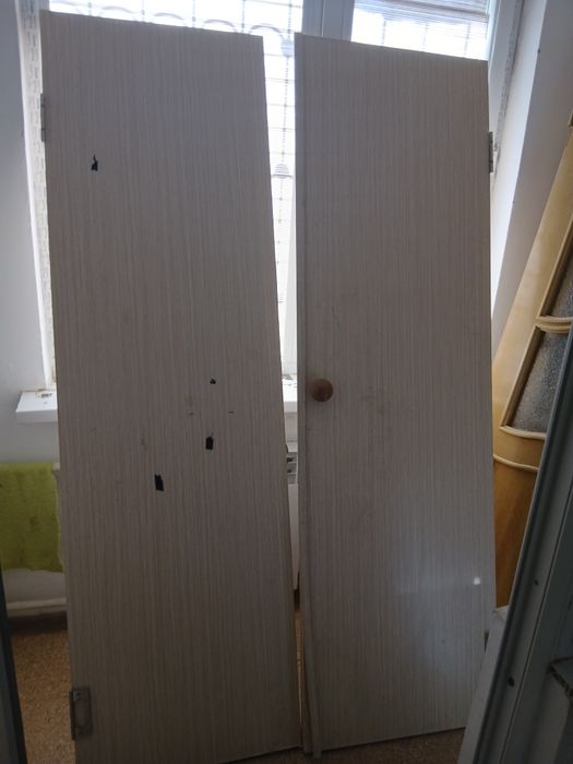 Есік сатам 5000тг бәр,і ақ екеуі бірге, сары үшеу