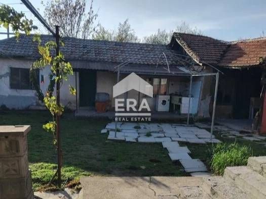 Двуетажна къща в село Славяново