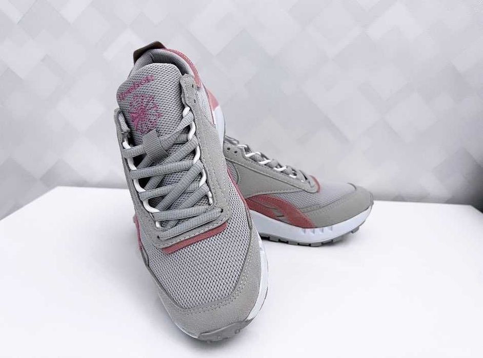 Женские кроссовки Dior