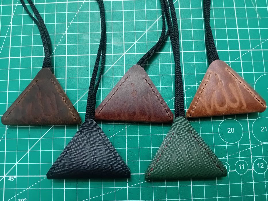 Кожаный тумар ручной работы