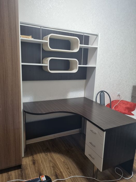 Компьютер стол с полками.