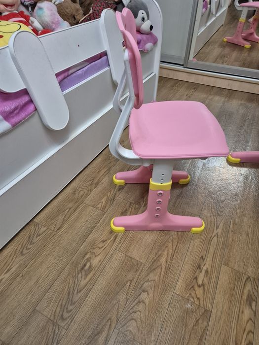 Продам парту,стул для девочки в очень хорошем состоянии.