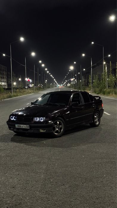 Машина BMW E36 автомобиль