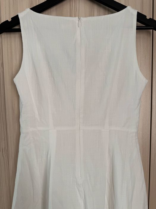 Бяла рокля с шевици и червено сако