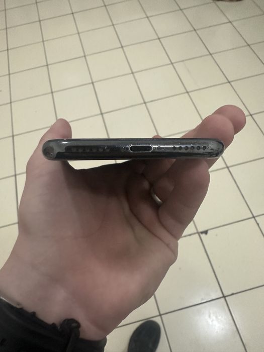 продаю iPhone X.