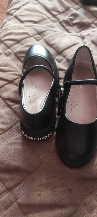 Продаю туфли для девочки