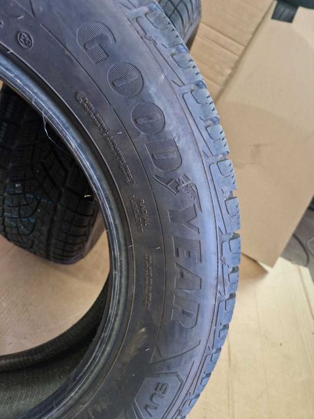 2 Goodyear R17 215/65/ 
зимни гуми 
DOT3018