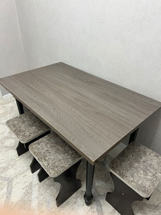 Кухонный стол со стульями