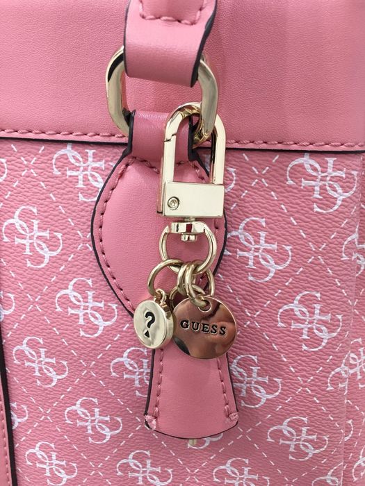 Шикарная сумочка Guess