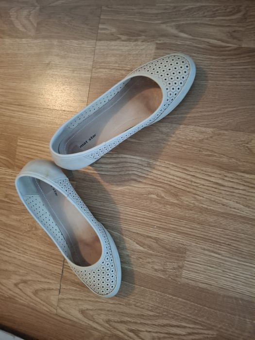 Затворени бежово перфорирани обувки