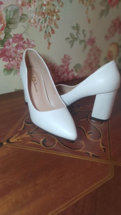 Женские белые туфли