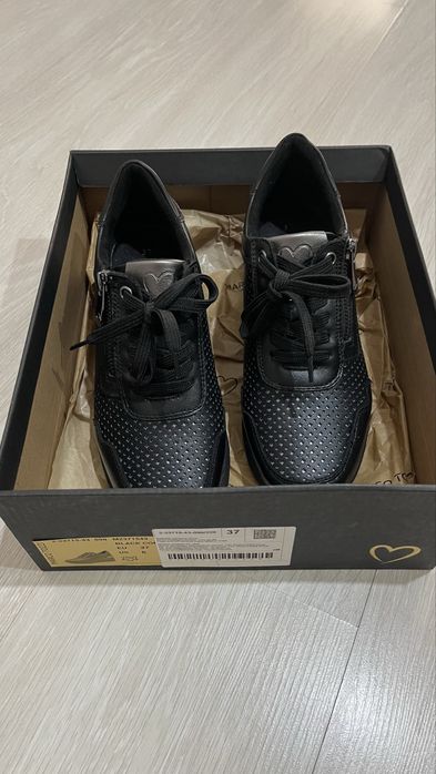 Продам кроссовки новые