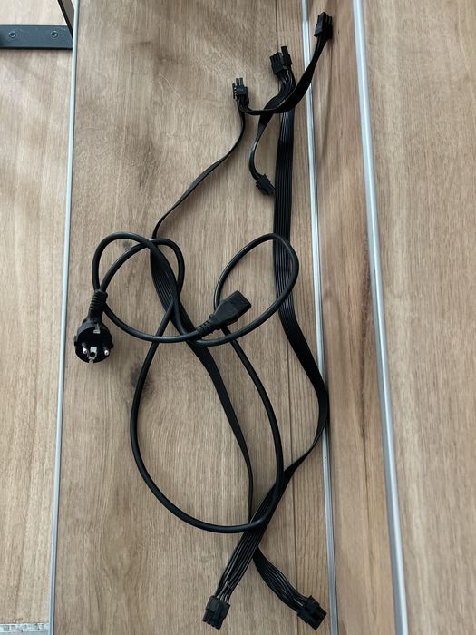Sursă Corsair TX750M 750W 80+ Gold – Semi Modulară
