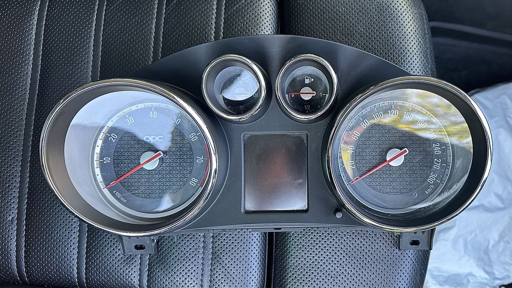 Opel Insignia OPC 2.8T Табло