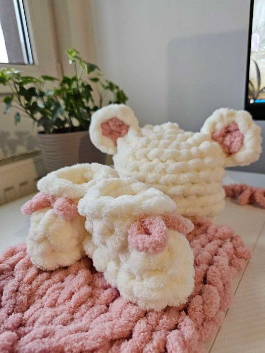 Set tricotat căciuliță cu urechi + botoșei, handmade