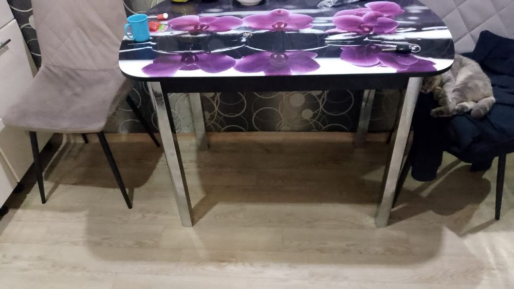 Продам кухонный стол