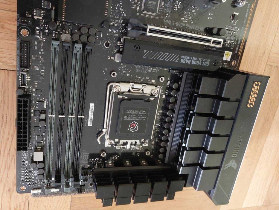 AMD Ryzen 7 9800X3D + Asus TUF B650-E Wi-Fi