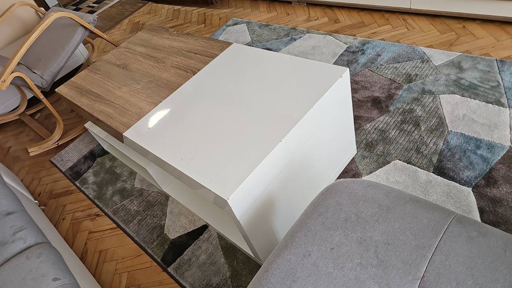 Холна маса. Има леки забележки. Одрасйване по ръба.