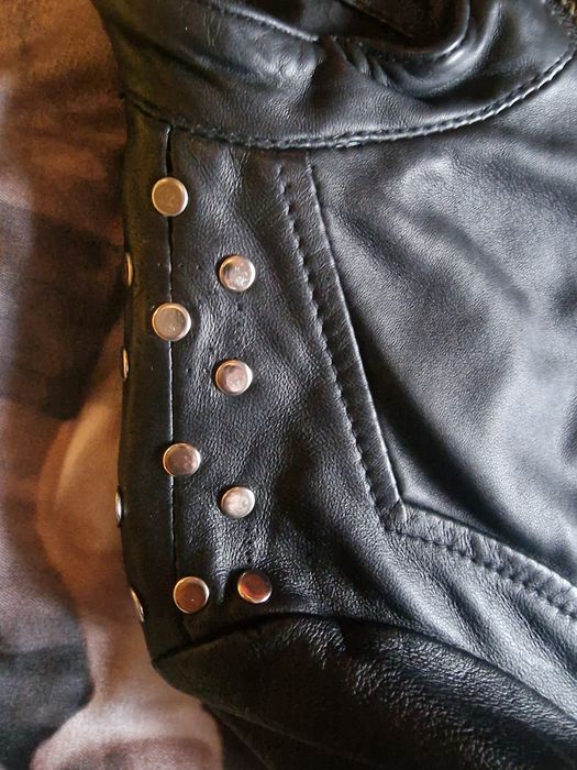 Кожено яке с ресни и капси.Размер М.Без следи от употреба.