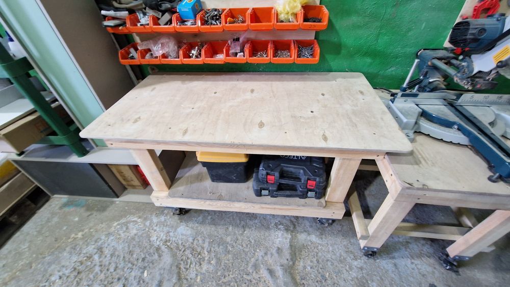 Пила с подрезным диском, кромщик с компрессором, верстаки.