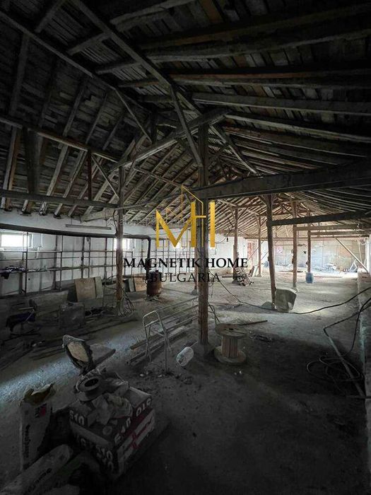 Складова база с товарен вход и частен паркинг в ж.к. Долно Езерово