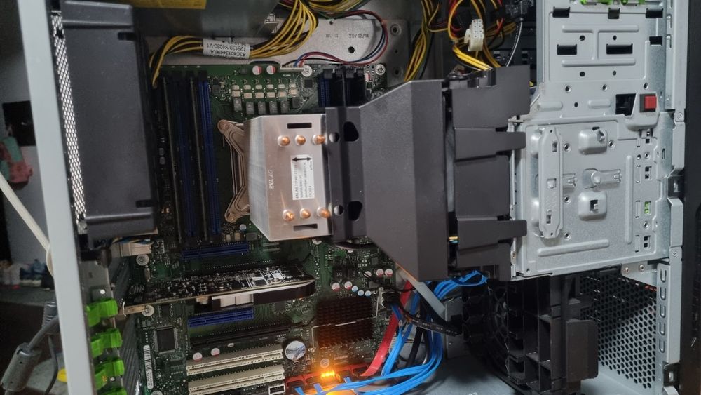 Unitate Server Fujitsu: Xeon e5 2680 v2/64GB RAM/GT630/SSD 256/500HDD