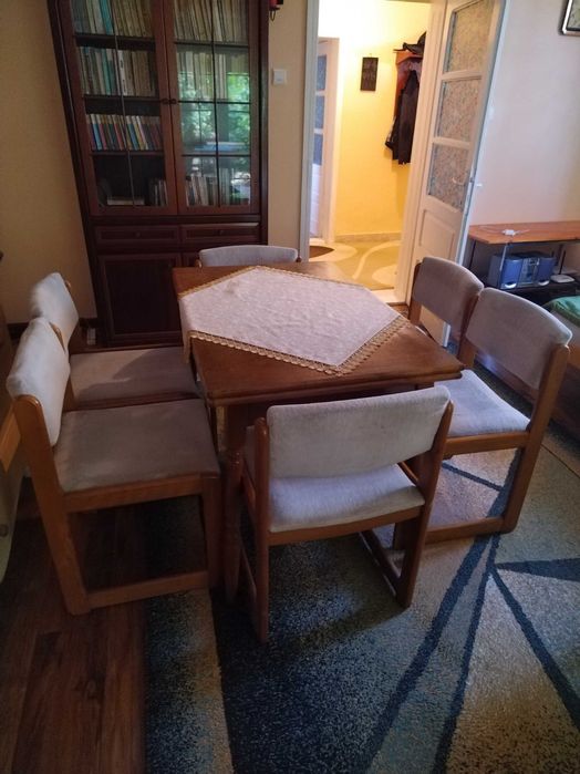 Masa lemn masiv, extensibila si 2 scaune. Fara livrare si mesaje.