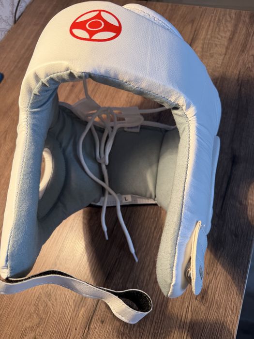 Шлем , открытый ( карате) лёгкий.