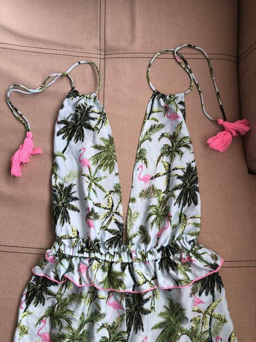 Плажен гащеризон с V-образно деколте и гол гръб