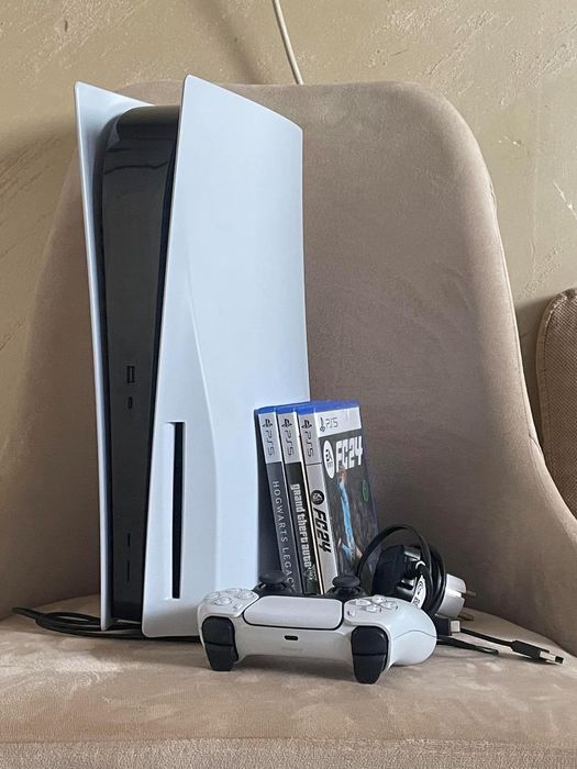 PS5 с игри и джойстик