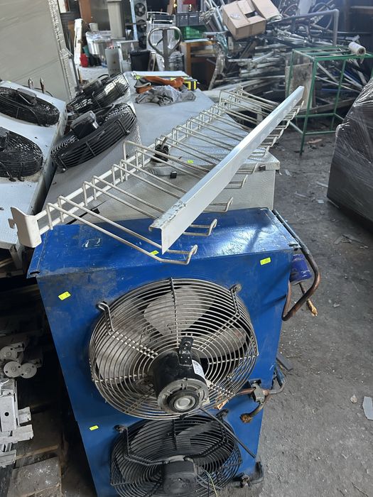 Рафт към стелаж с куки